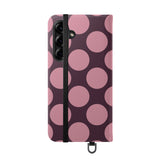 Peněženkový kryt z veganské kůže pro Samsung Galaxy S25 Plus – růžovošvestkový design s motivem Polka Dot